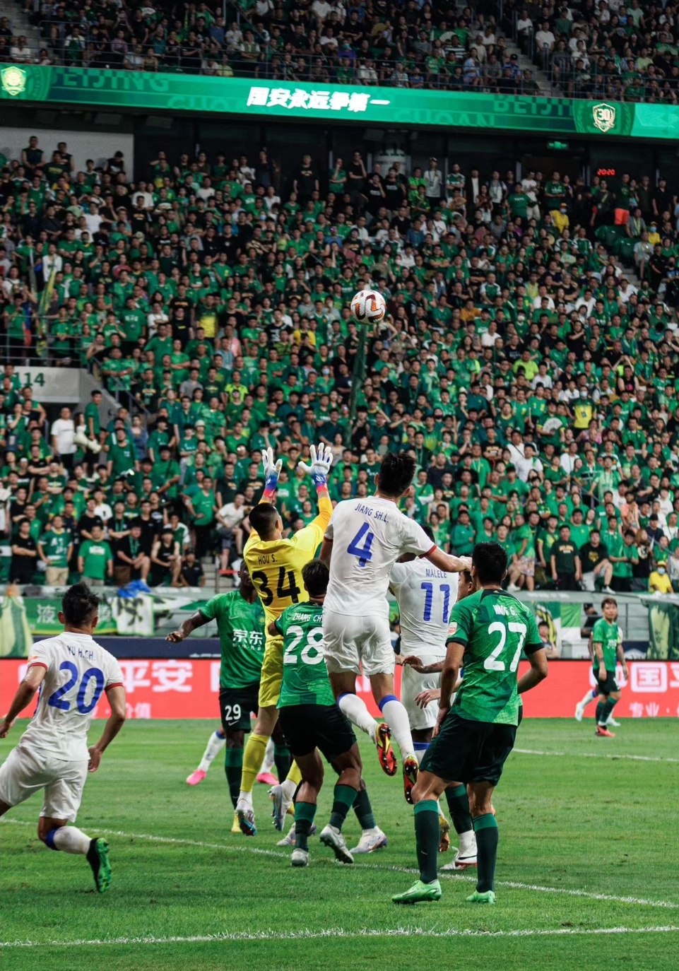 澳门威尼斯人-足球联赛激战如火如荼，胜负难料(足球比赛即将拉开帷幕队员们彼此发出海誓山盟立志夺冠)